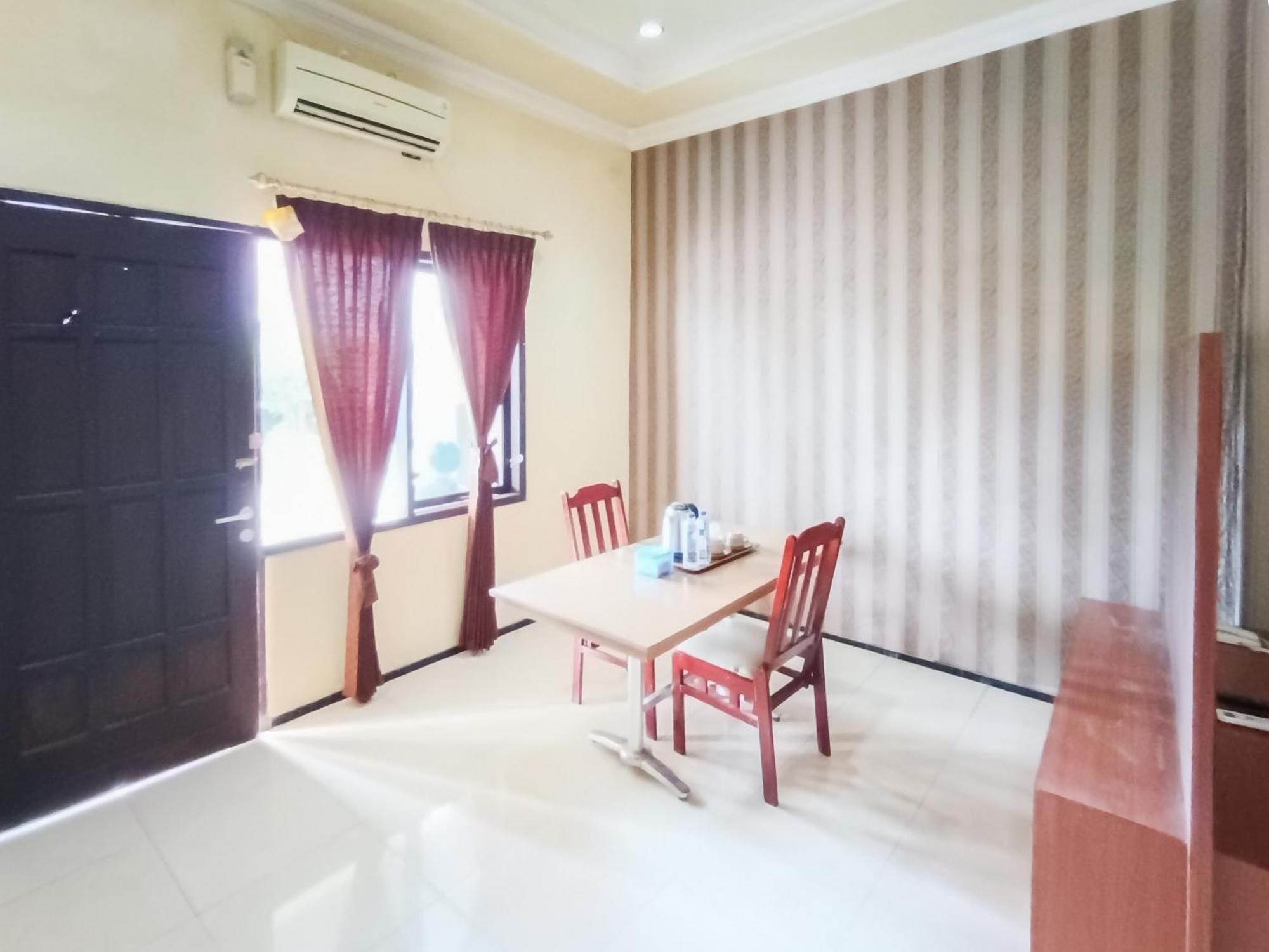 Gita Puri Redpartner Blitar Otel Dış mekan fotoğraf