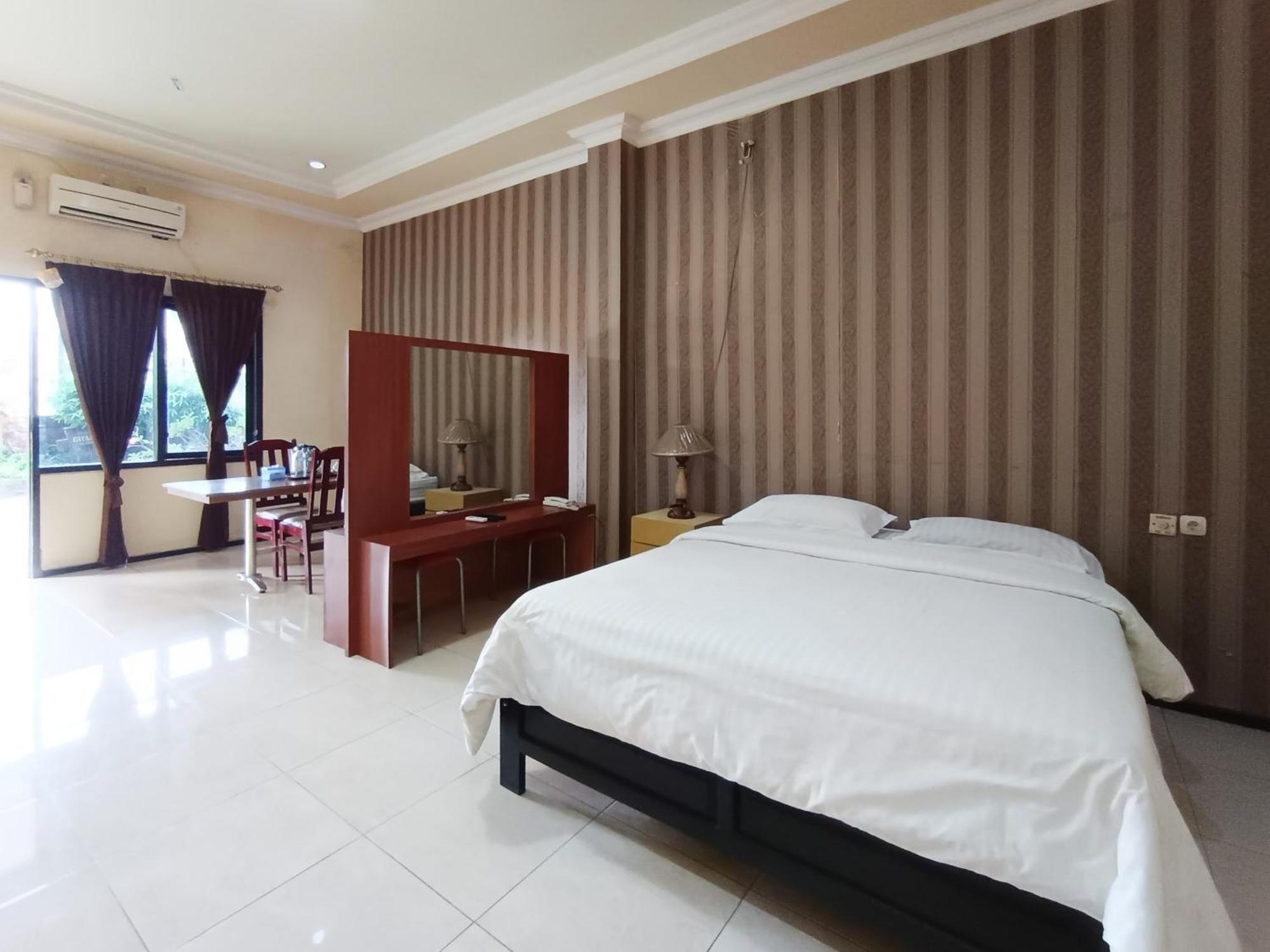 Gita Puri Redpartner Blitar Otel Dış mekan fotoğraf