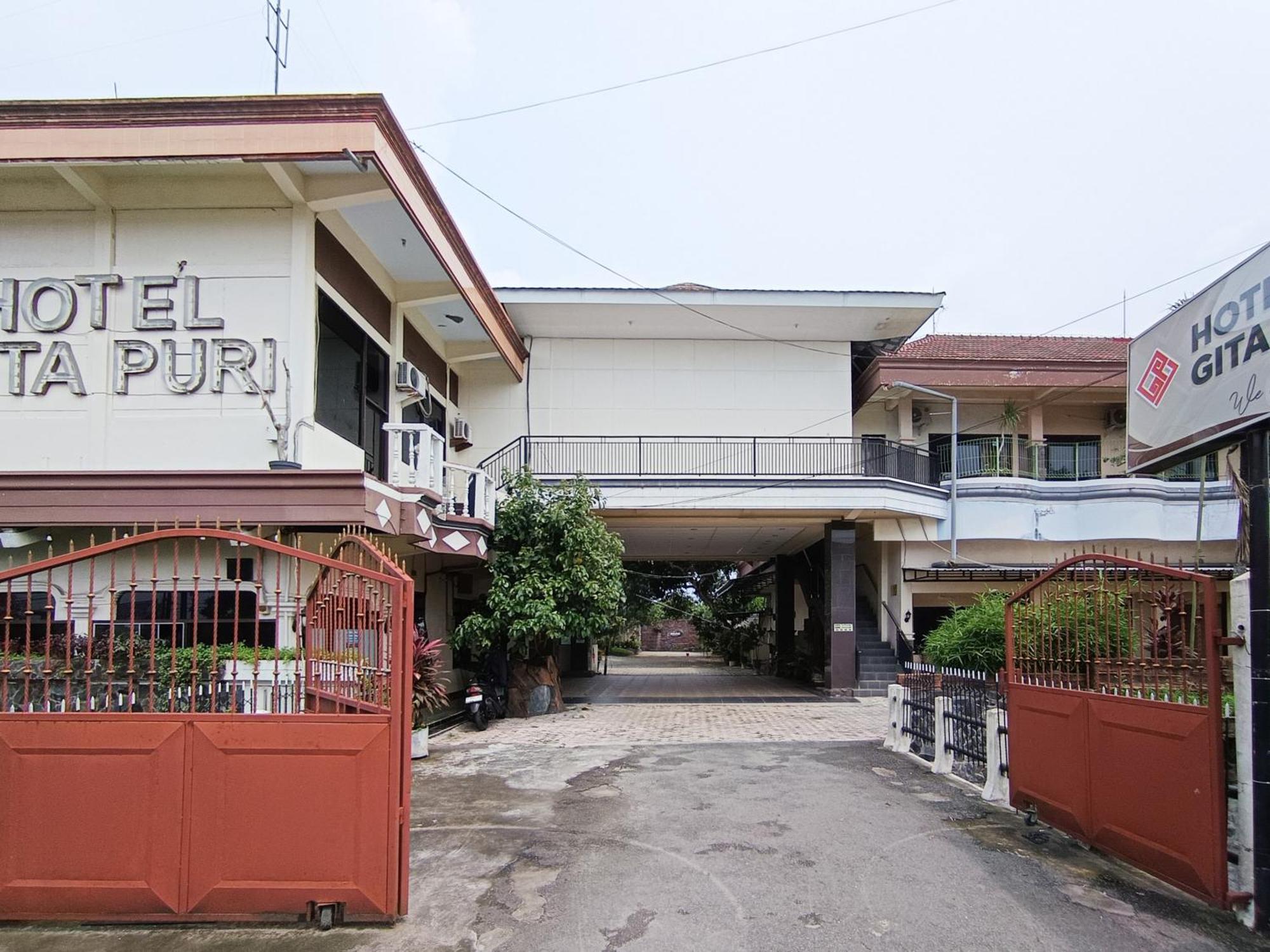 Gita Puri Redpartner Blitar Otel Dış mekan fotoğraf