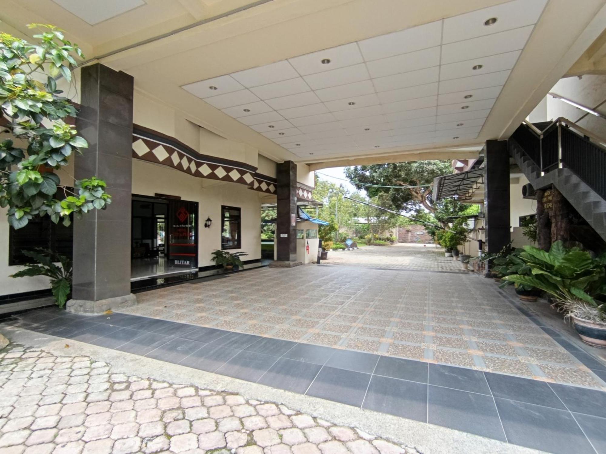 Gita Puri Redpartner Blitar Otel Dış mekan fotoğraf