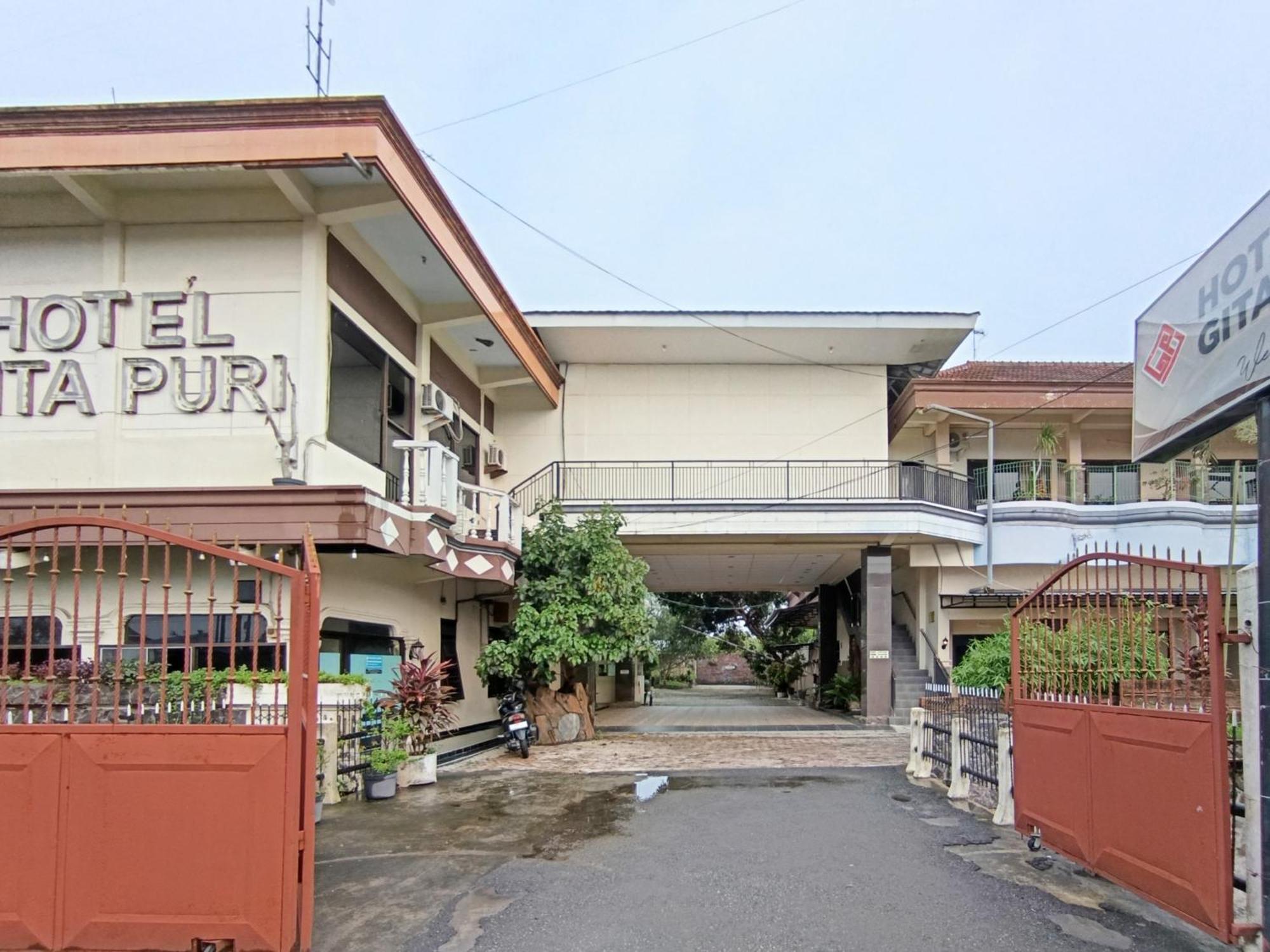 Gita Puri Redpartner Blitar Otel Dış mekan fotoğraf